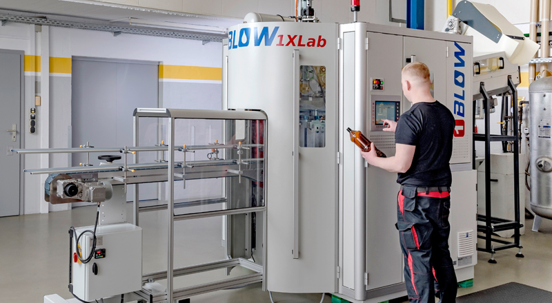 Schultze Anlagentechnik GmbH Labor Testmaschine und Mitarbeiter