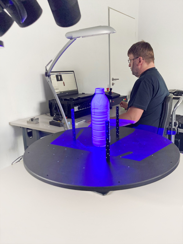 Schultze Anlagentechnik GmbH Flaschenentwicklung Laserscanner, Mitarbeiter am Arbeitsplatz