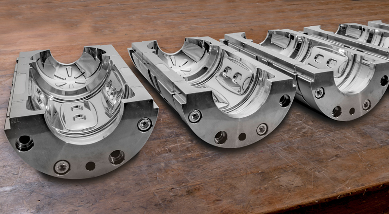 Schultze Anlagentechnik GmbH Produkte Hotfill-Formen auf Werkbank