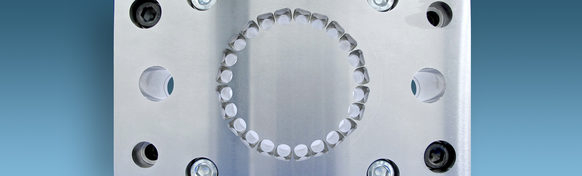 ROE-MB-Handy-Koordinatenschl-1980x600px-0121 Schultze Anlagentechnik GmbH Koordinatenschleifen Spritzgussform für Handylinsen